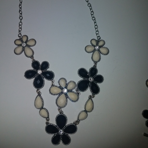 Black and off white flower shaped necklace and bra - Picture 2 of 3